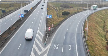 Burza wokół oznaczeń „UA” na autostradzie. Są niezgodne z prawem? 